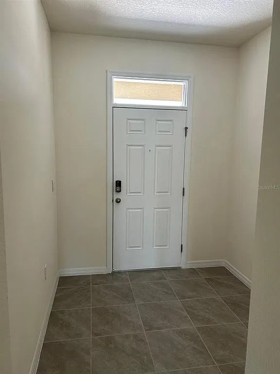 3 bed, 2.5 bath, 1676 sqft, $2,050 — Photo 4