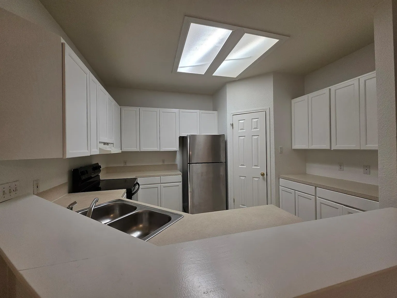 3 bed, 2.0 bath, 2507 sqft, $1,695 — Photo 4