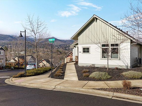 3rd image of 945 Camelot Dr