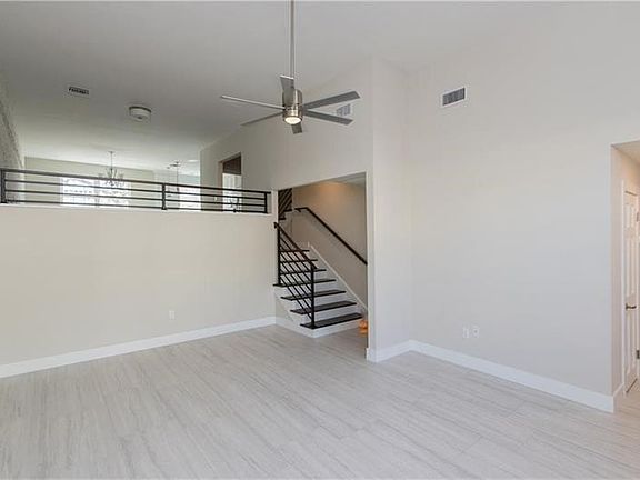 3rd image of 615 Mariposa St