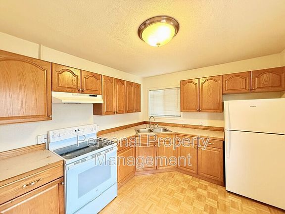3rd image of 1609 E Reserve St