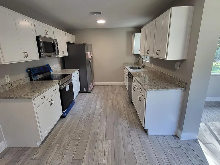 144 N Park Ave — Photo 11