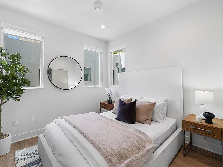 2111 N Cahuenga Blvd #1 — Photo 19