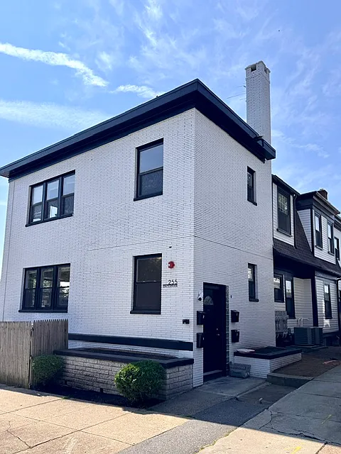 255 Waterman St #4