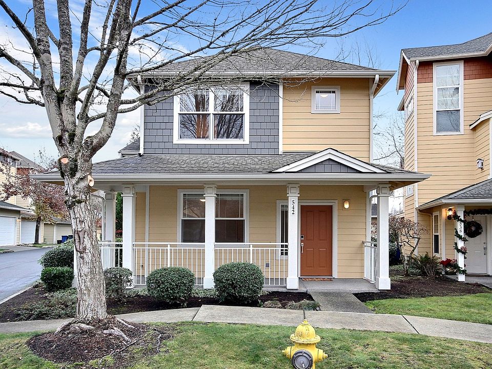 Light & Bright, corner standalone townhome with 3 bedrooms a