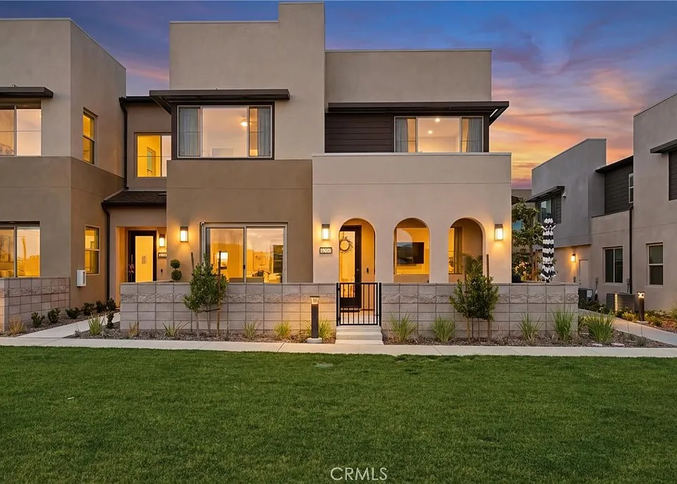 3247 E Moonstone Dr