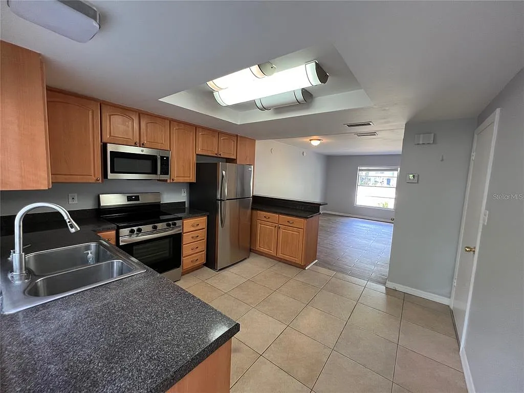 3 bed, 1.5 bath, 1178 sqft, $2,550 — Photo 4