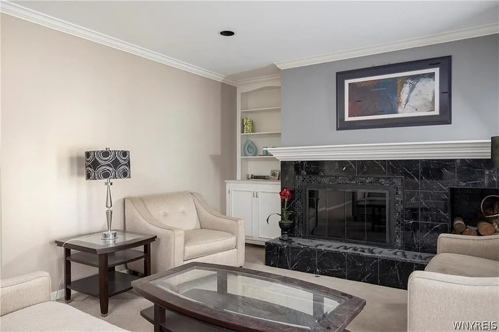 3 bed, 2.5 bath, 4319 sqft, $3,900 — Photo 2