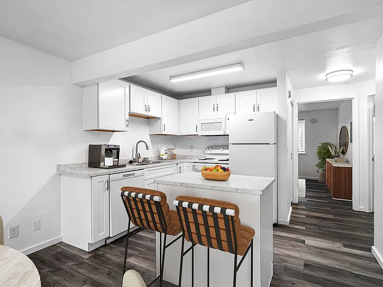 Inglewood Apartments — Photo 3