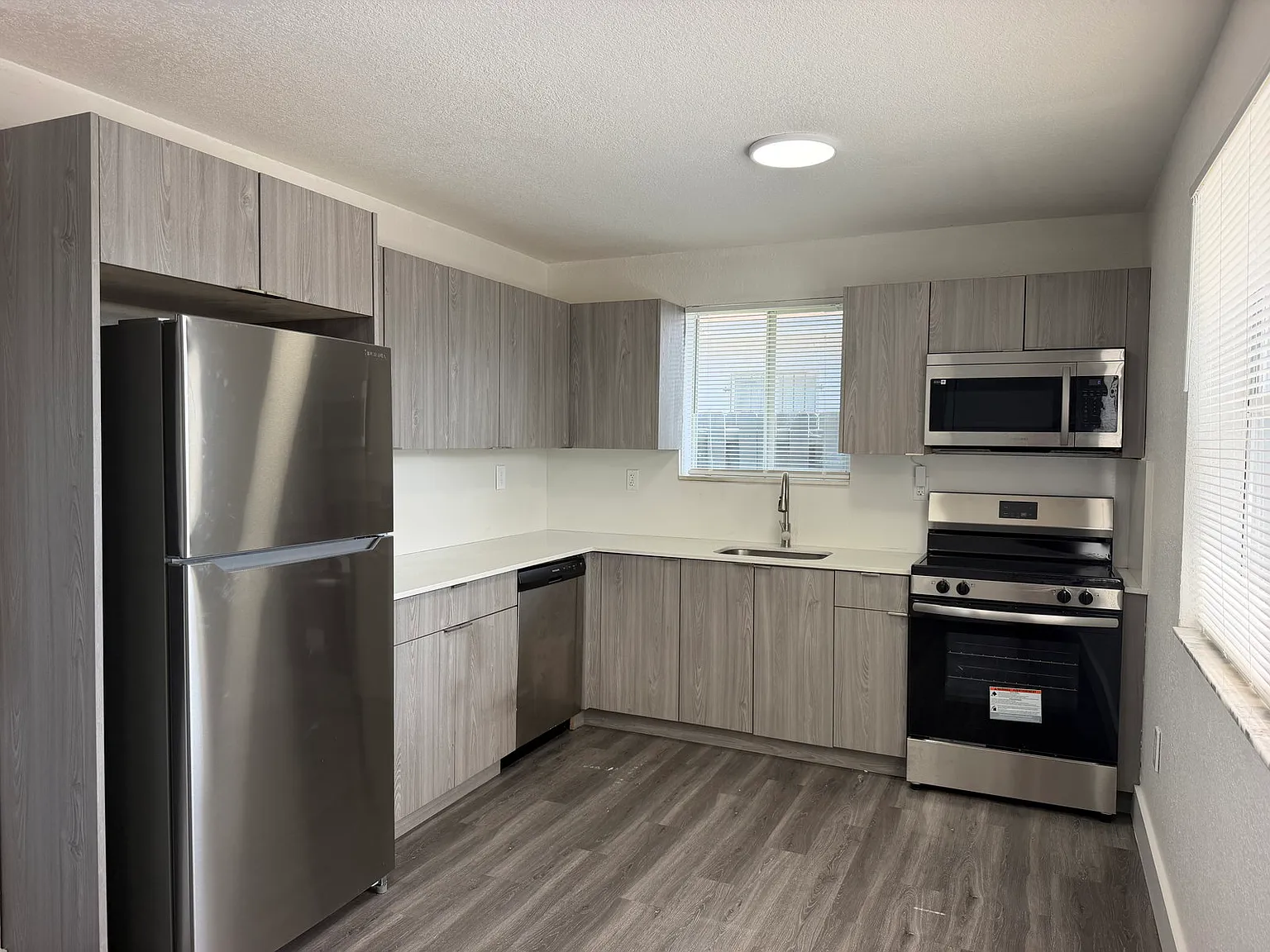 3 bed, 2.0 bath, 1060 sqft, $3,000 — Photo 1