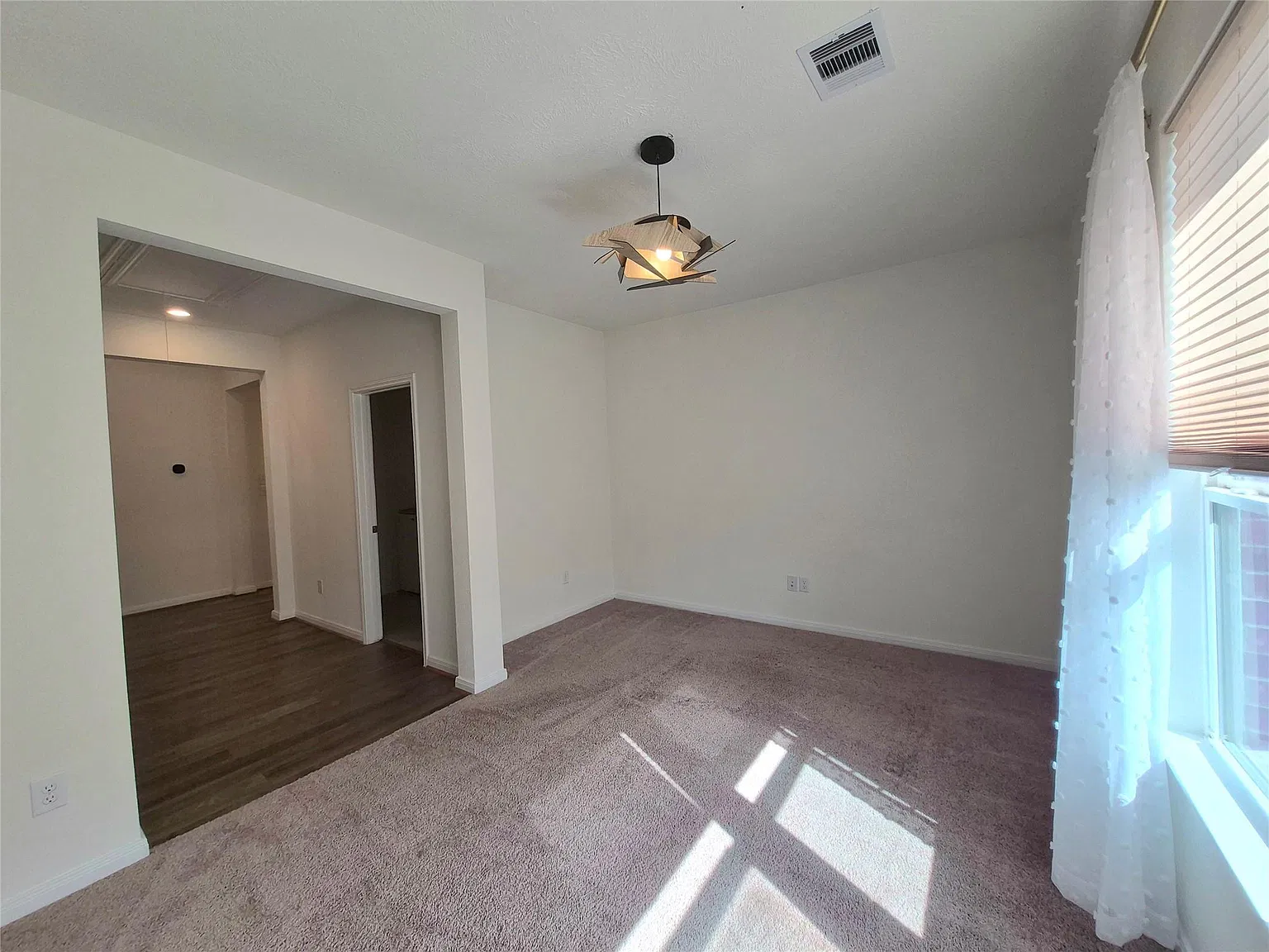 3 bed, 2.0 bath, 2206 sqft, $2,260 — Photo 3