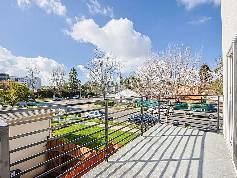 Luxury 3 & 4 Bed Townhomes a Short Walk to Topanga Village! — Photo 24