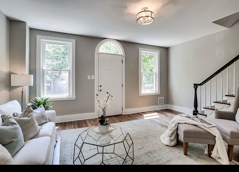 220 Adams St NE — Photo 2