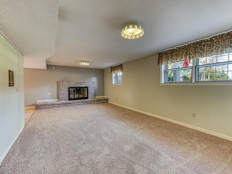 908 Meadow Ln — Photo 25