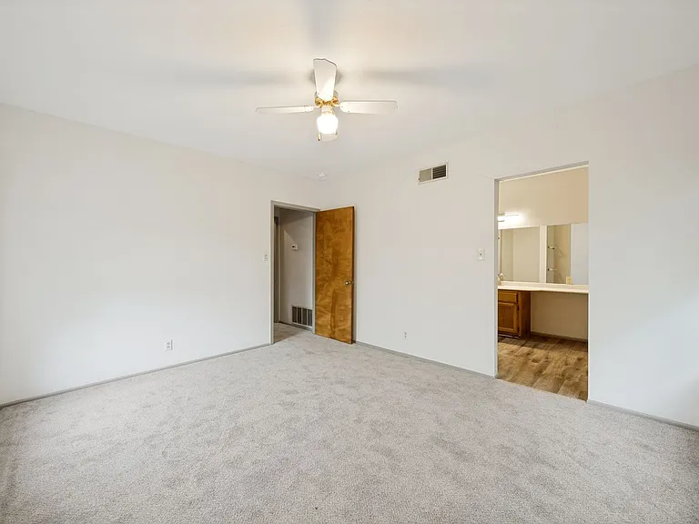 415 Albany St #F — Photo 17