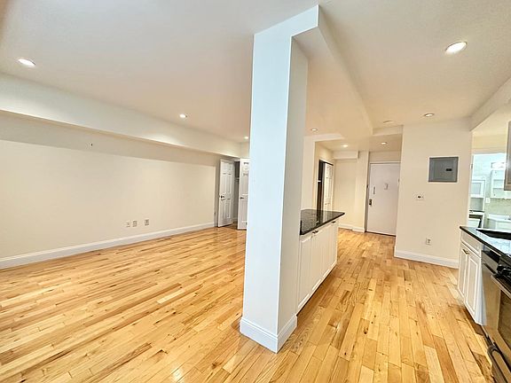 4th image of 135 E 17th St APT 1a