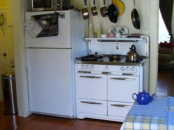 Kitchen (Fully restored Wedgewood stove)