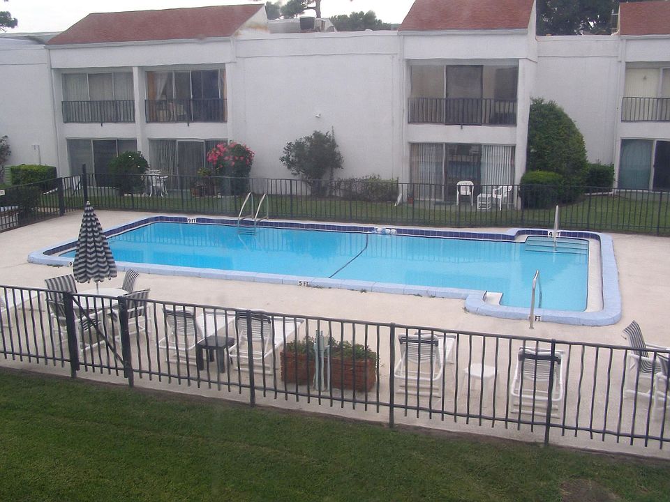 View of swimming pool from balcony/Florida room
