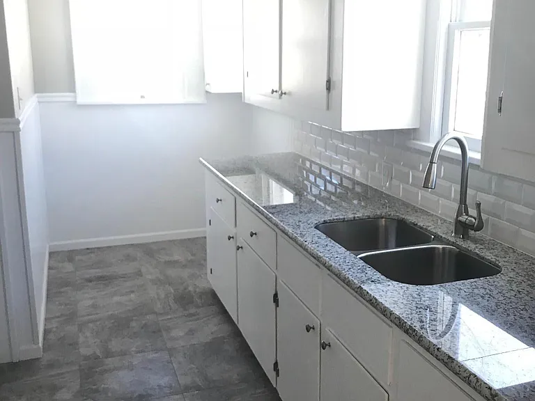 831 N Porter Ave — Photo 2