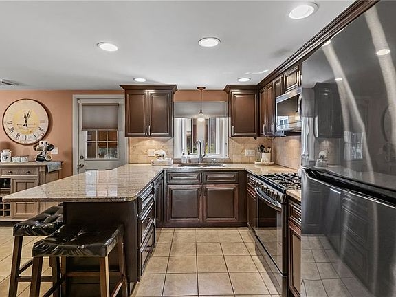 3rd image of 70 Stella Dr