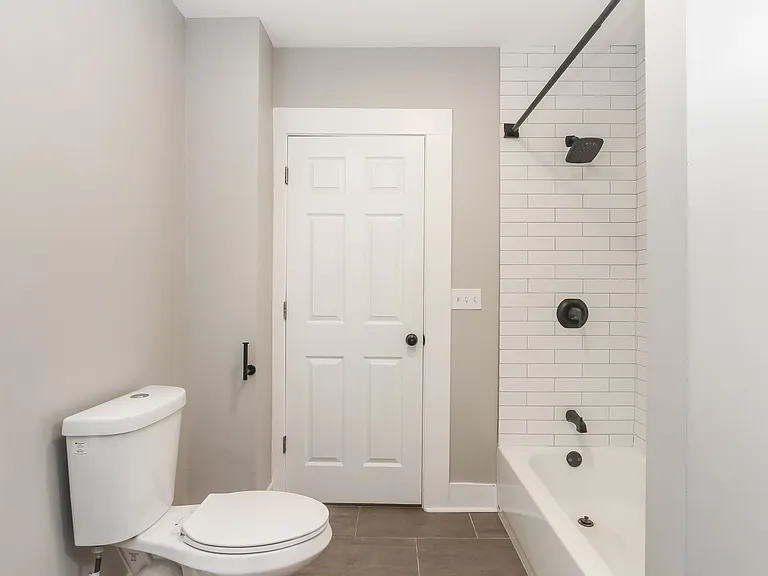 513074_027_bathroom_12972750.jpg