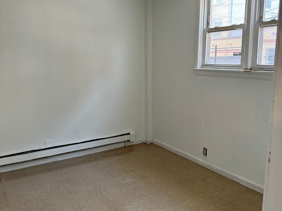 1st image of 21 Mount Carmel Pl #2