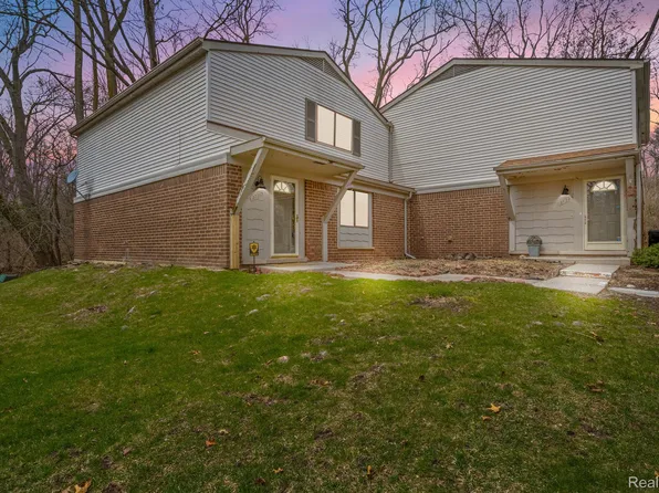 27213 Farmbrook Villa Dr #1, Southfield, MI 48034