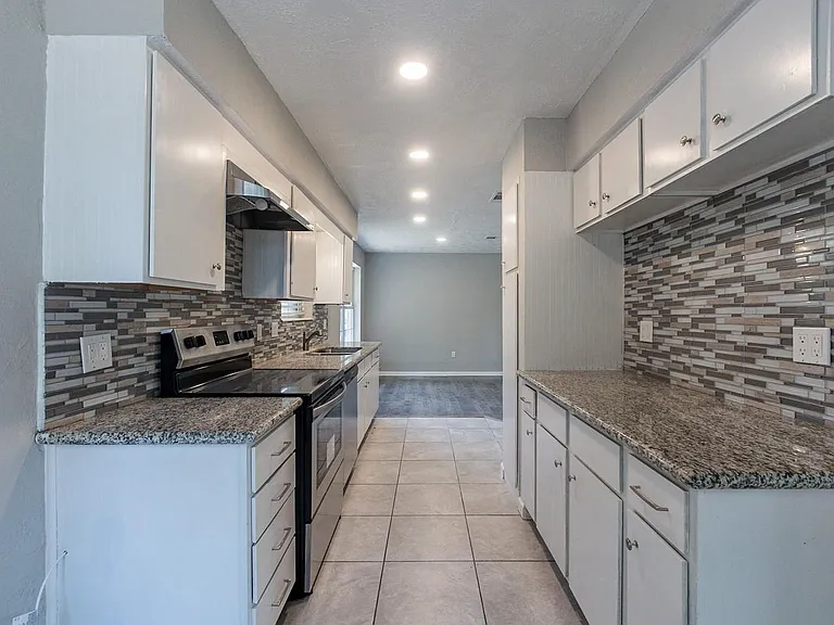 2721 Carson Dr — Photo 6