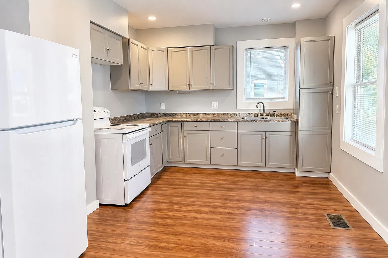 4 bed, 2.0 bath, 1327 sqft, $2,800 — Photo 4