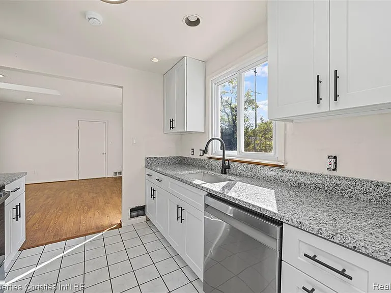6550 Inkster Rd — Photo 10