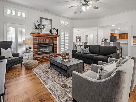 5th image of 1002 Howe Dr