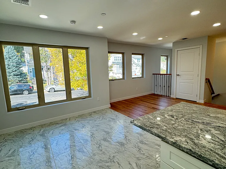 31 Starbuck St #2 — Photo 2