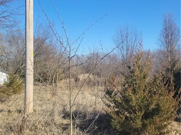 273 Sycamore Dr, Linn Valley, KS 66040