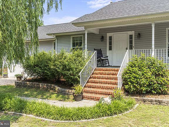 2nd image of 423 Haulover Cir