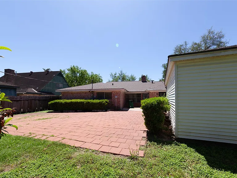 8826 Roos Rd — Photo 42