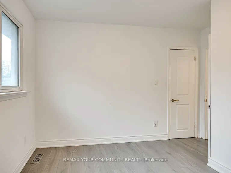 240 Markham Rd #MAIN FLOOR — Photo 12