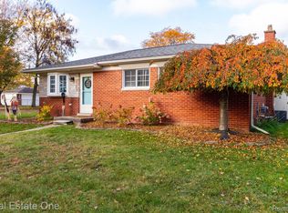 2105 Castleton Dr, Troy, MI 48083