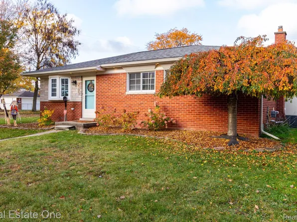 2105 Castleton Dr, Troy, MI 48083