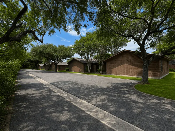 2 bed, 1.0 bath, $725 — Photo 2