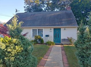 606 Hollywood Ave, Copiague, NY 11726