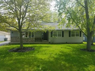 221 Countryside Ln, Lindenhurst, IL 60046