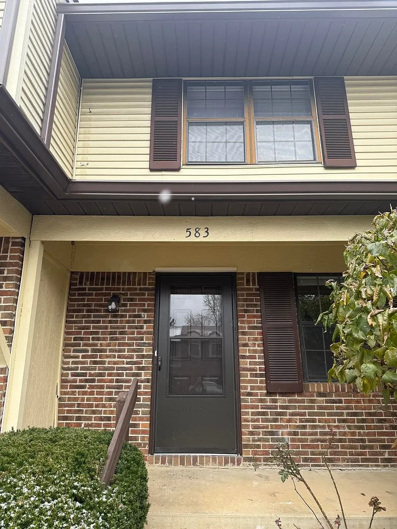 3 Bedroom/2.5 bath Townhome Located on Bloomington's Southside — Photo 2