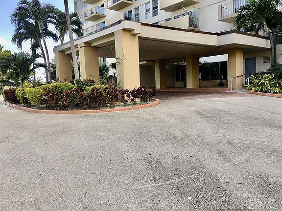 5th image of 880 NE 69th St APT 7H