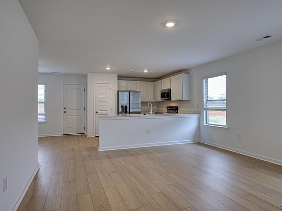 4th image of 180 Labrador Ln