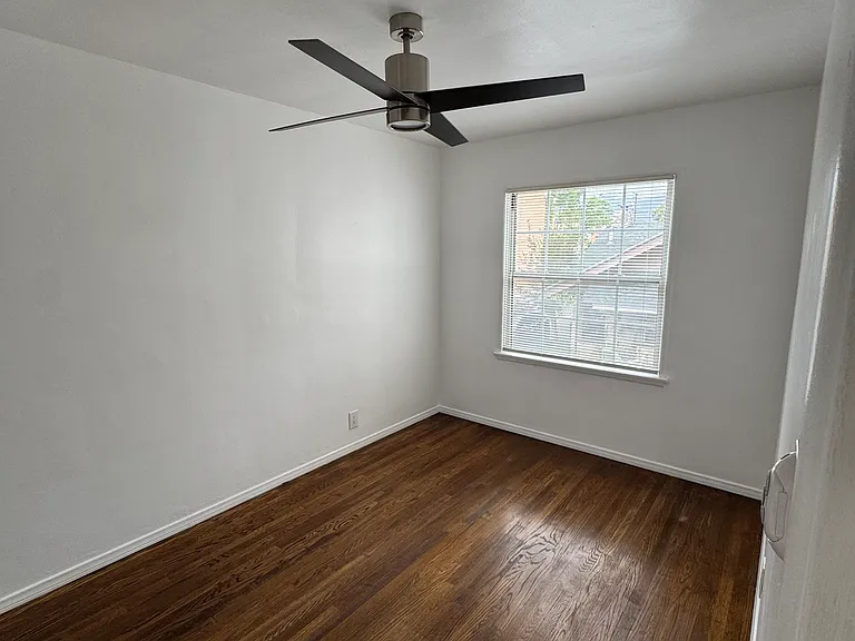 624 E Elk Ave #C — Photo 6