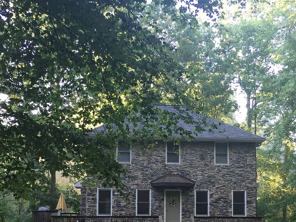 2nd image of 921 Ridge Pl