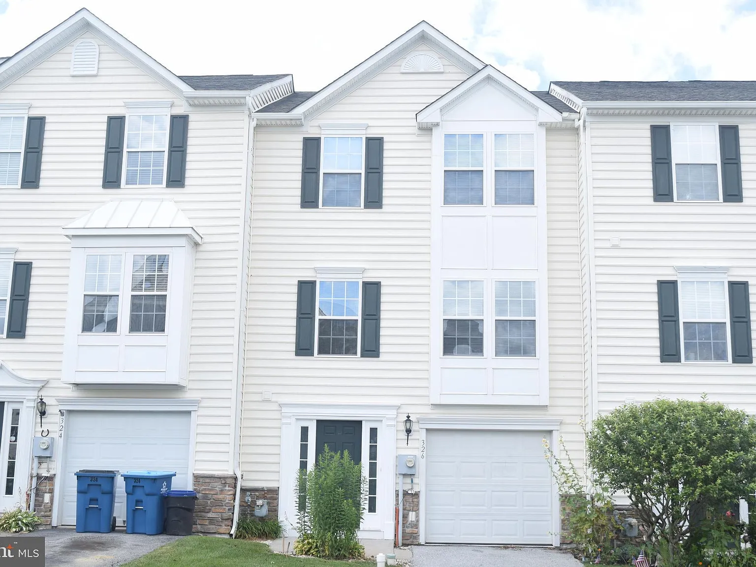 3 bed, 4.0 bath, 1660 sqft, $2,800 — Photo 1