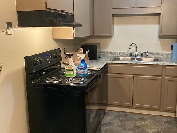 2nd image of 3896 Parklane Dr