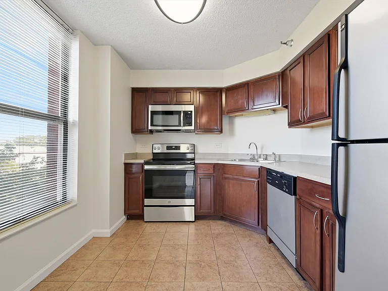 Evanston Place — Photo 49