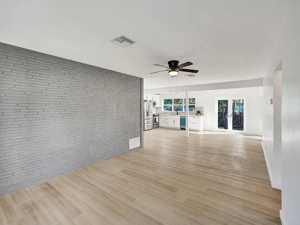 2105 N 14th Ct — Photo 3
